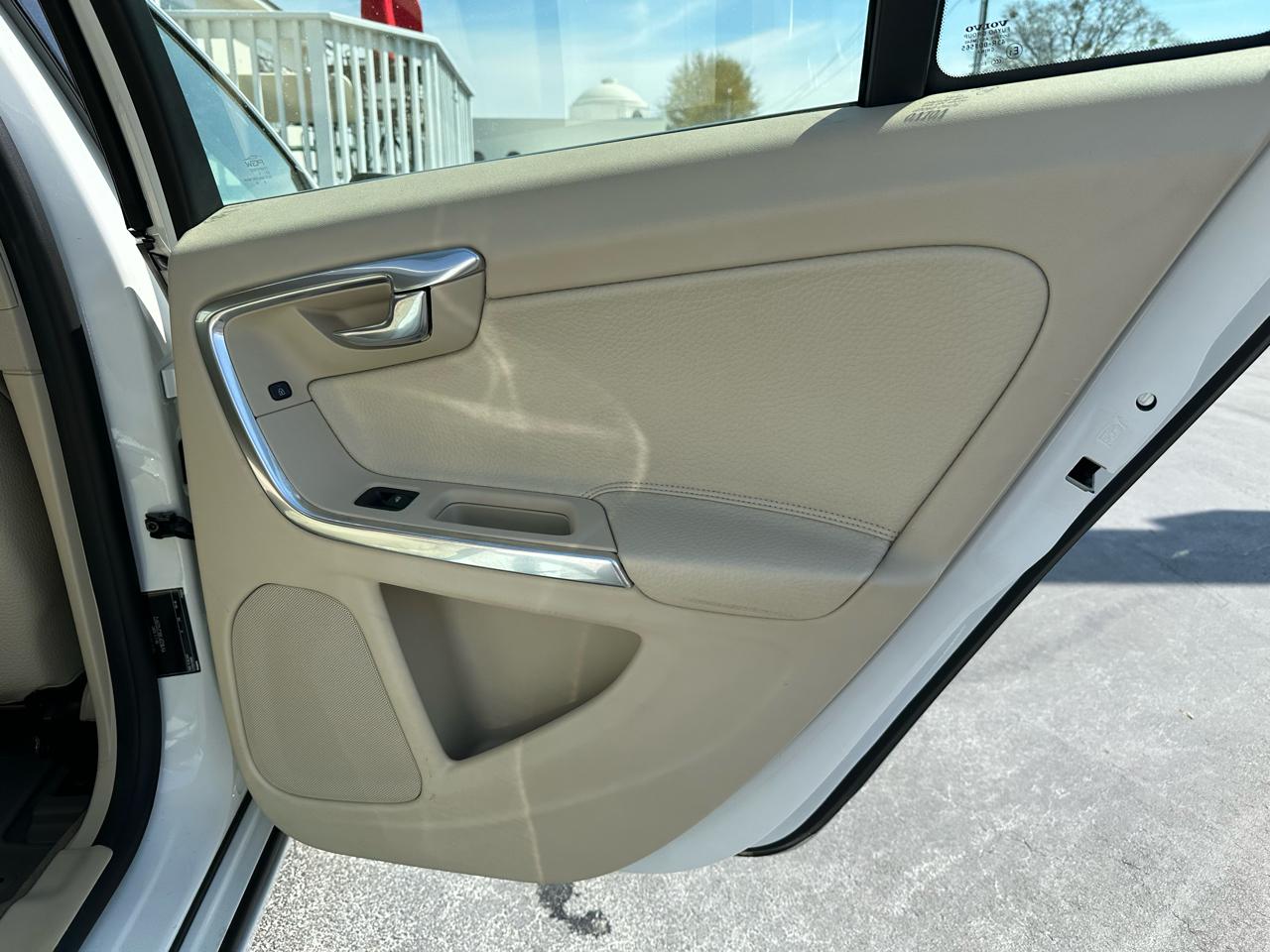 Volvo S60 FWD 4dr Sdn T5 2012