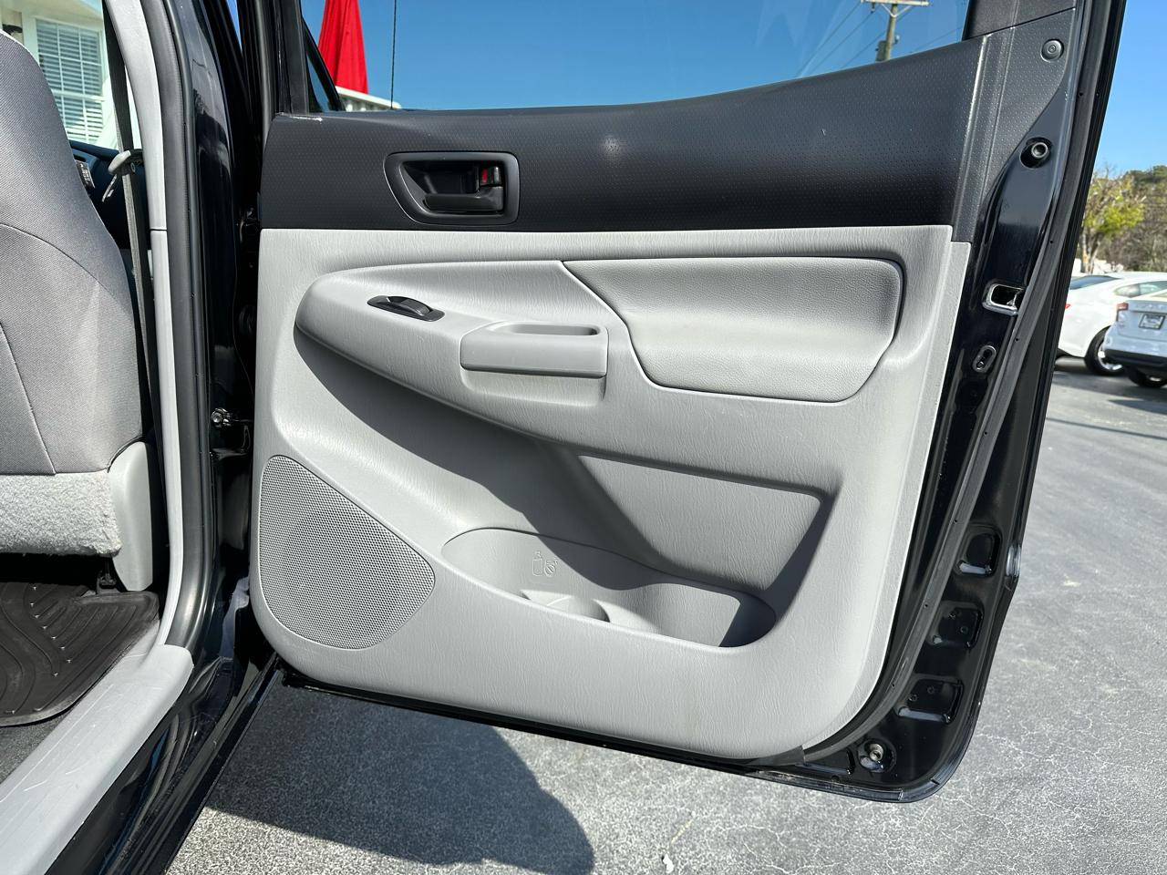 Toyota Tacoma 4WD Double Cab V6 AT (Natl) 2015