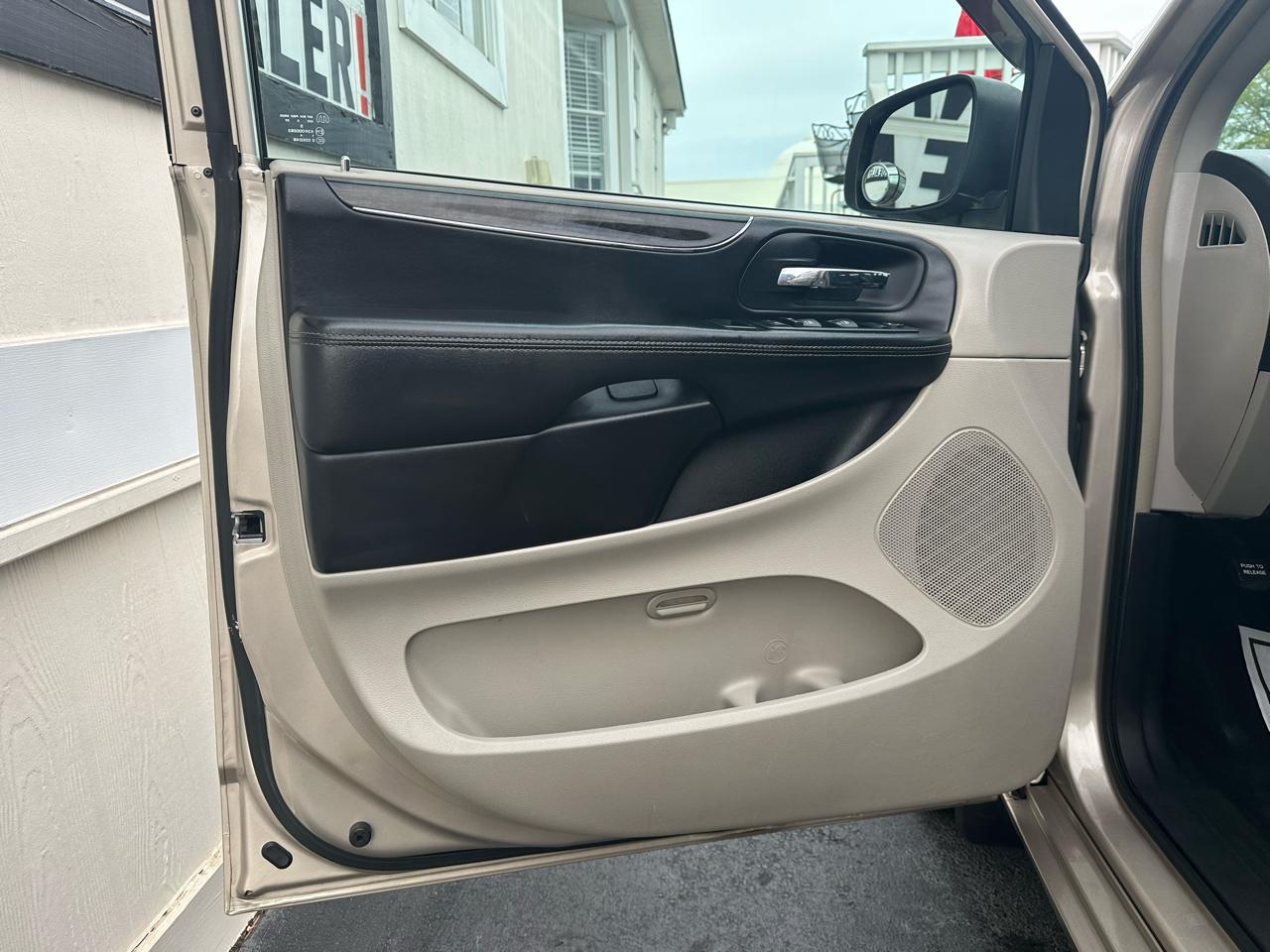 Chrysler Town & Country 4dr Wgn Touring 2013