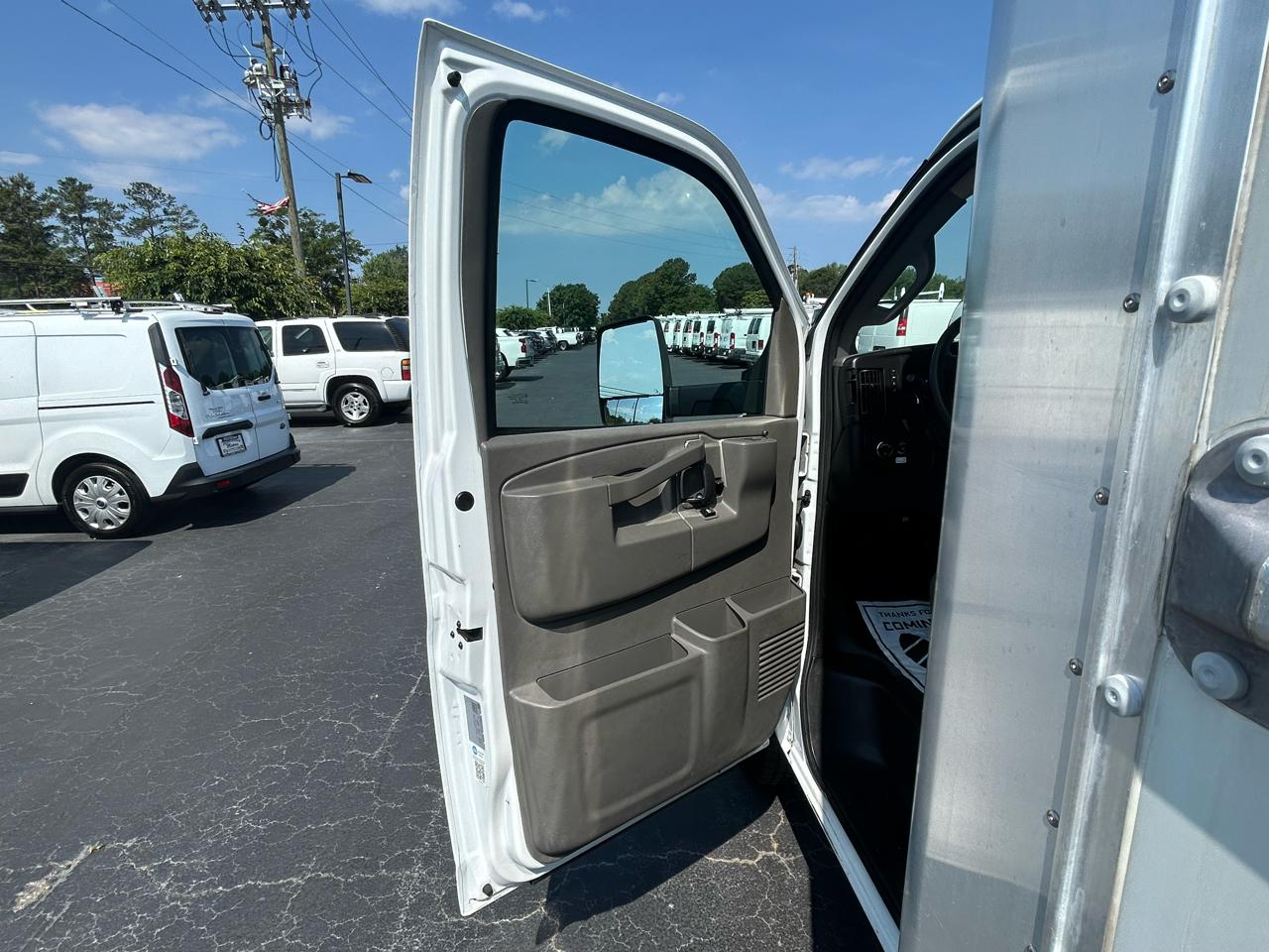 GMC Savana Commercial Cutaway 3500 Van 177" 2021