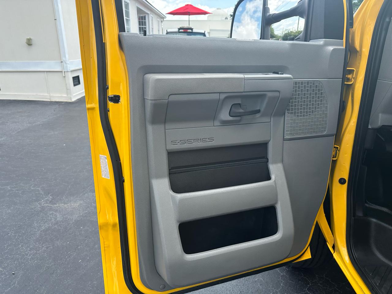 Ford E-Series Cutaway E-350 SRW 138" WB 2022