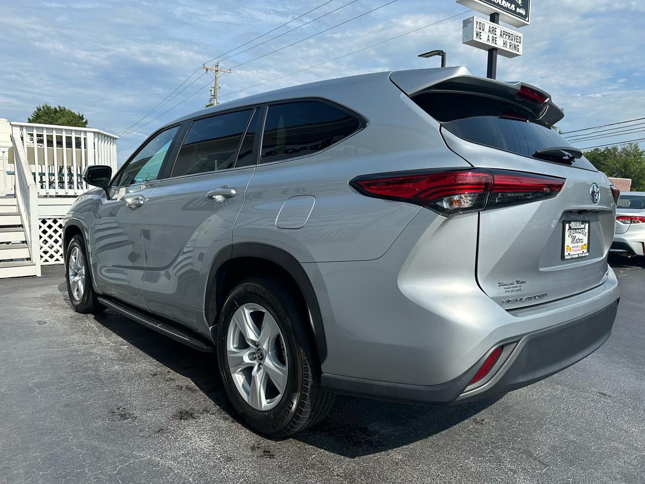 Toyota Highlander Hybrid LE FWD (Natl) 2023