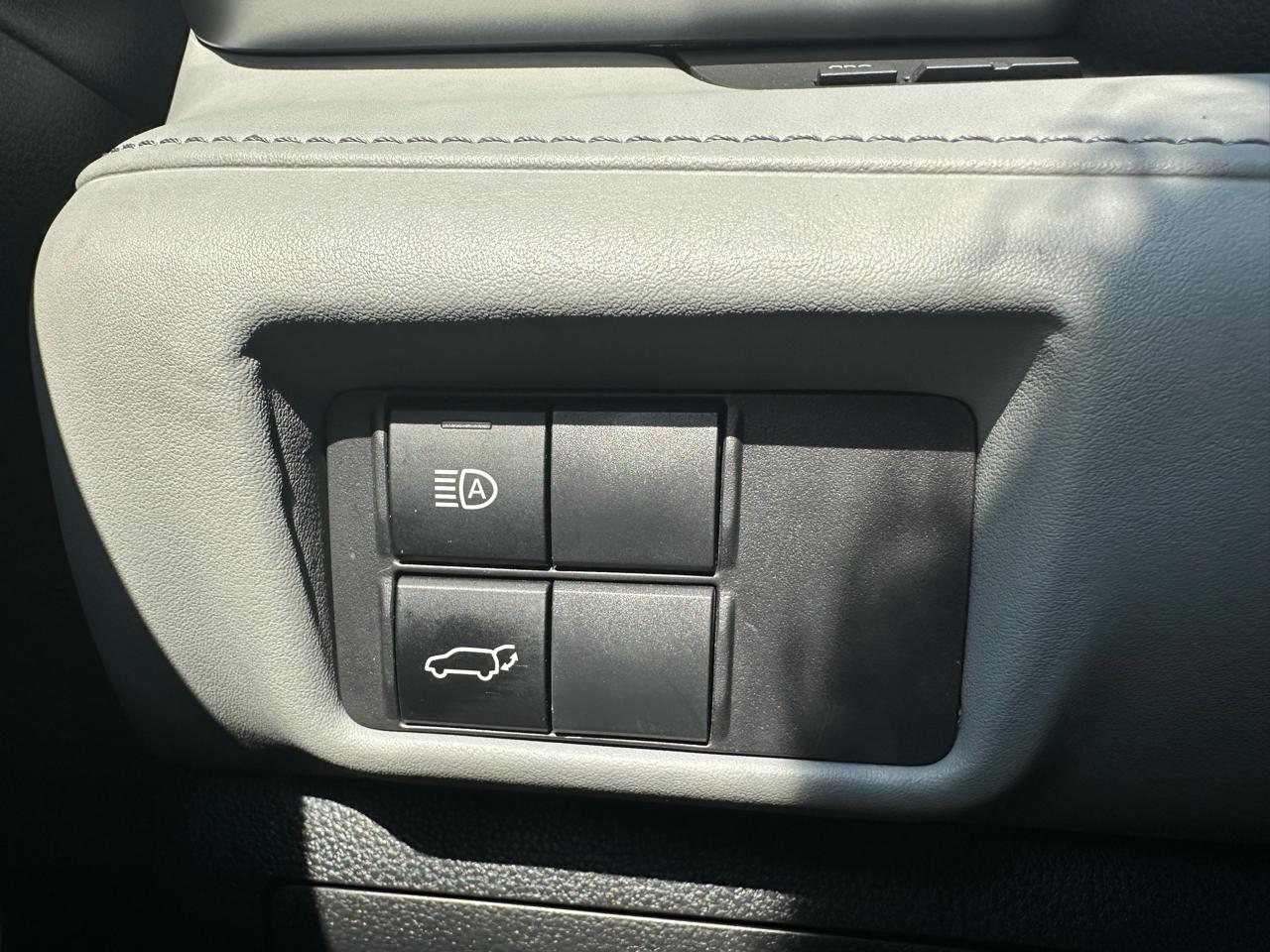 Toyota Highlander Hybrid LE FWD (Natl) 2023