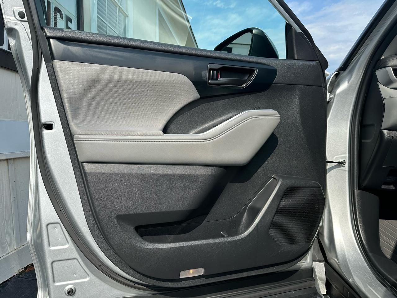 Toyota Highlander Hybrid LE FWD (Natl) 2023
