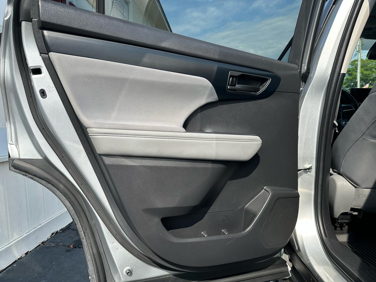 Toyota Highlander Hybrid LE FWD (Natl) 2023