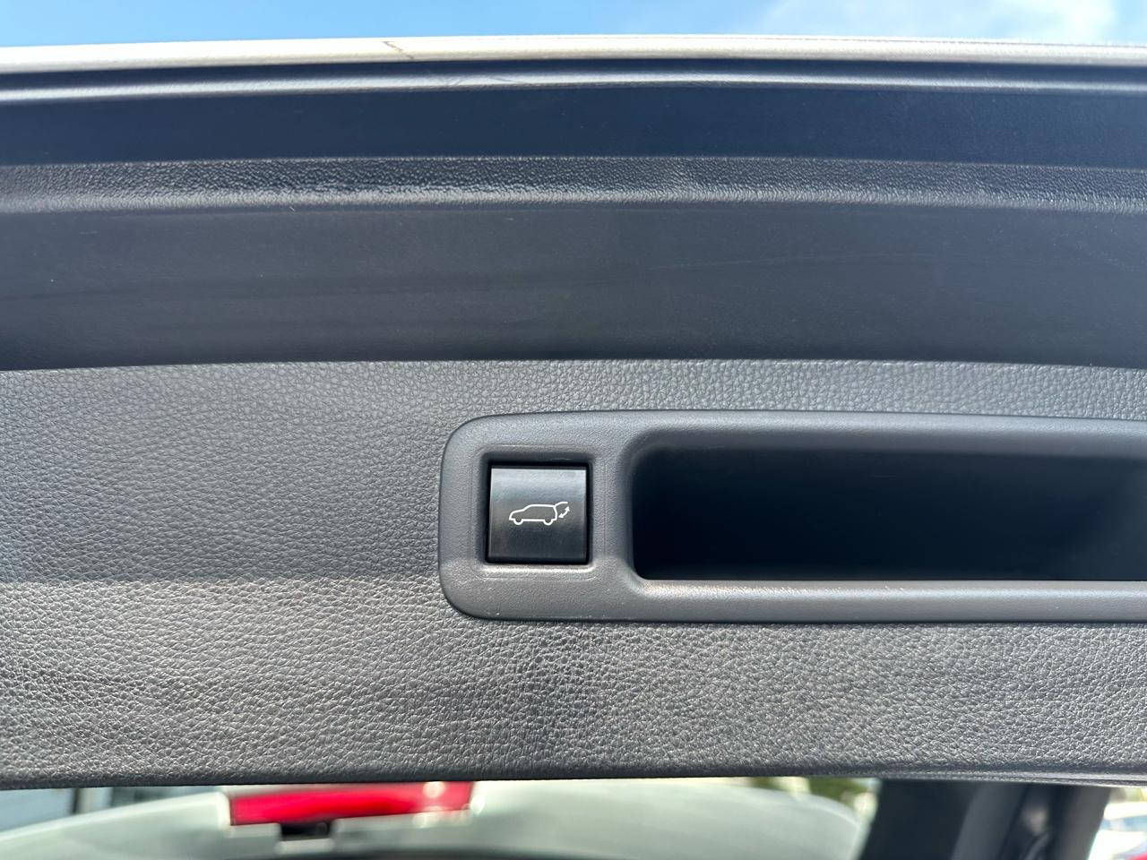 Toyota Highlander Hybrid LE FWD (Natl) 2023