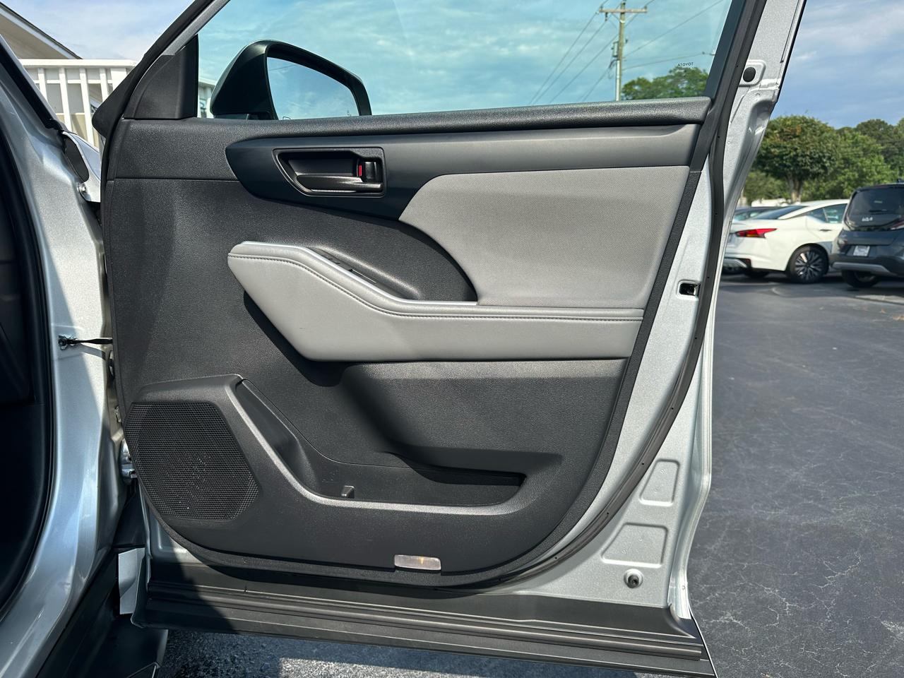 Toyota Highlander Hybrid LE FWD (Natl) 2023