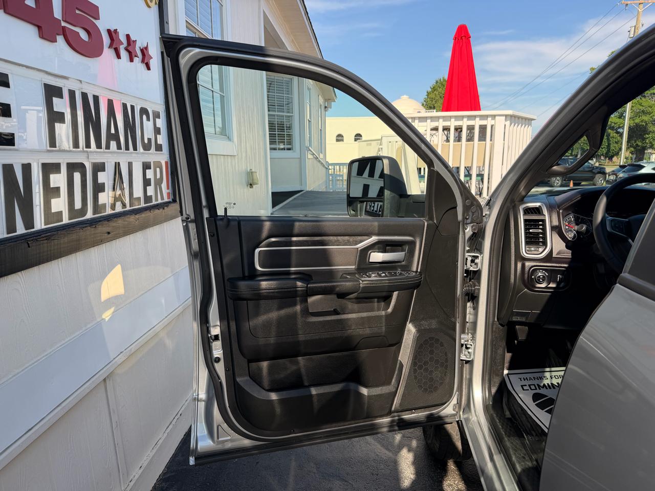 RAM 3500 Big Horn 4x4 Crew Cab 8' Box 2024