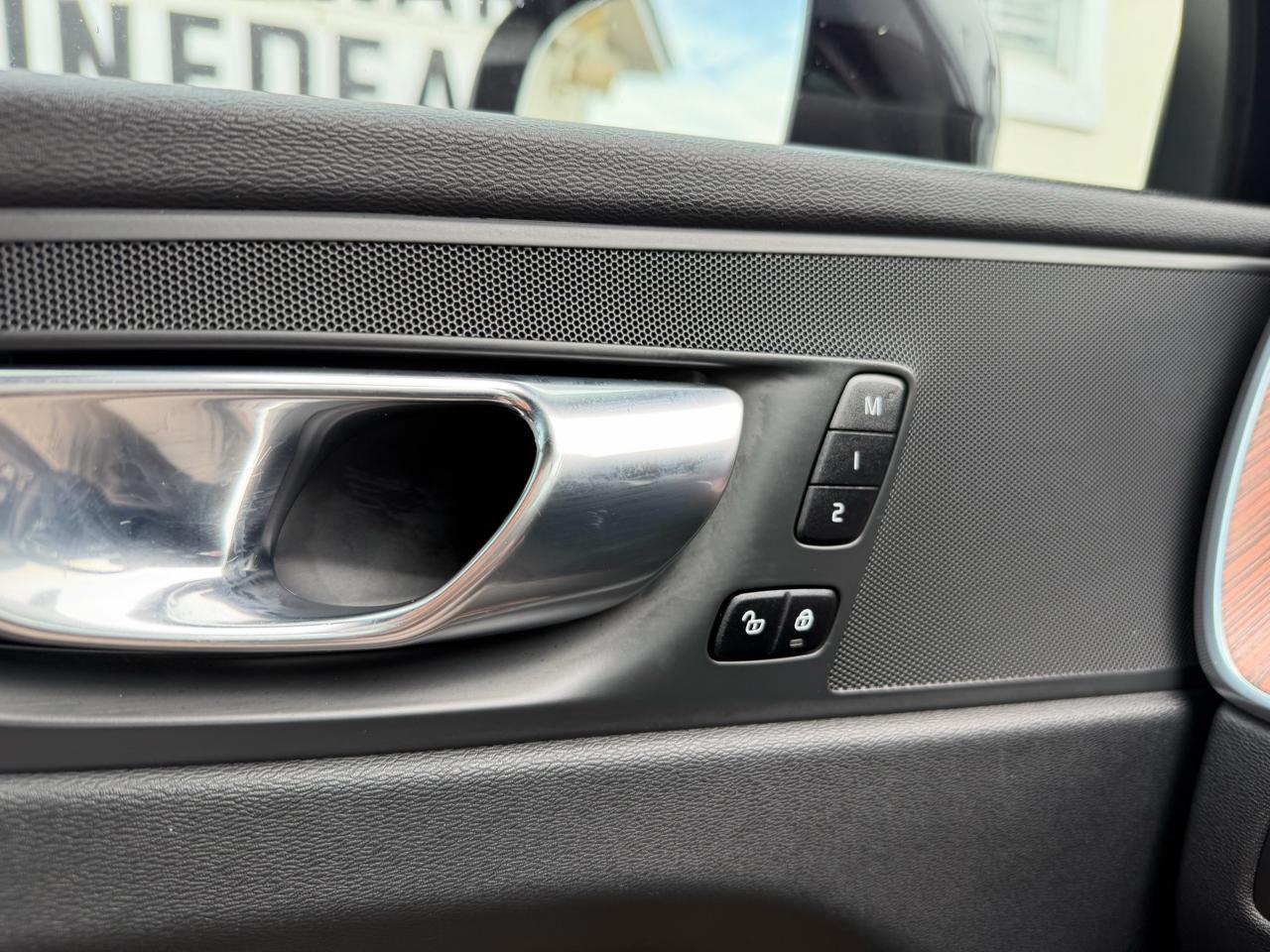 Volvo XC60 B5 AWD Plus Dark Theme 2023