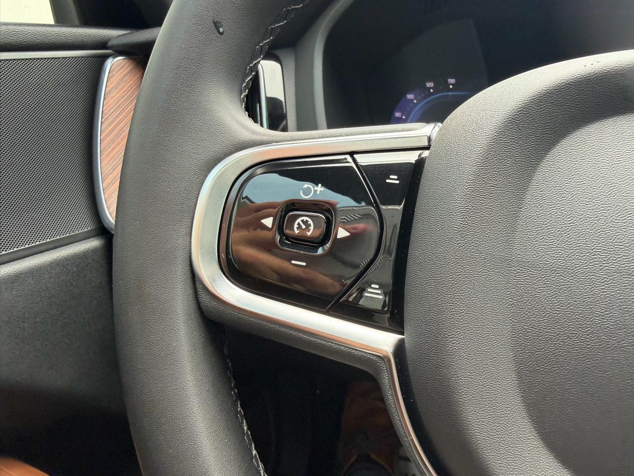 Volvo XC60 B5 AWD Plus Dark Theme 2023