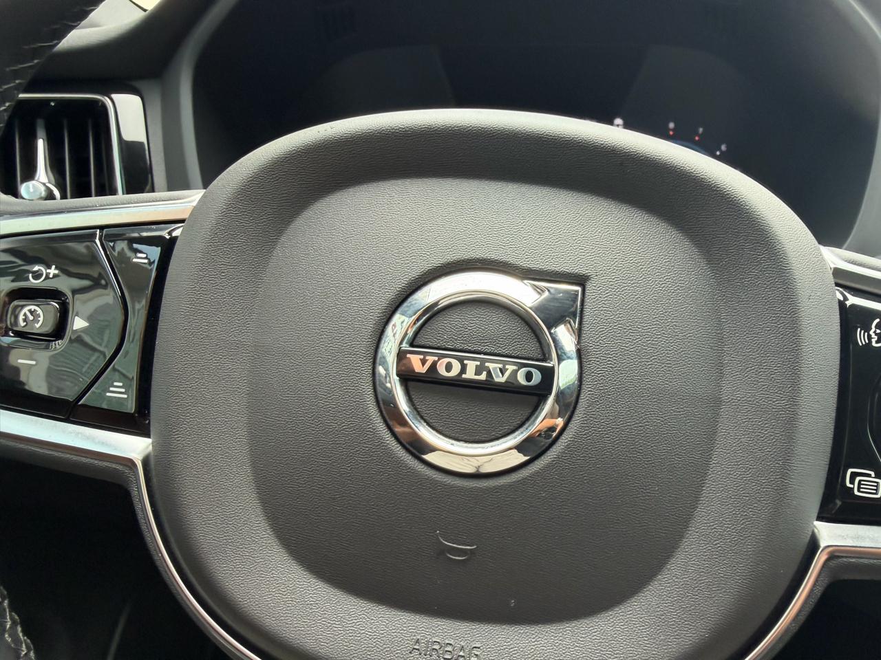 Volvo XC60 B5 AWD Plus Dark Theme 2023
