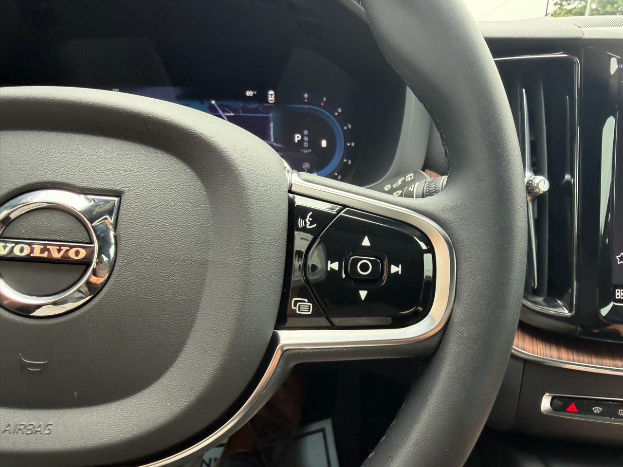 Volvo XC60 B5 AWD Plus Dark Theme 2023