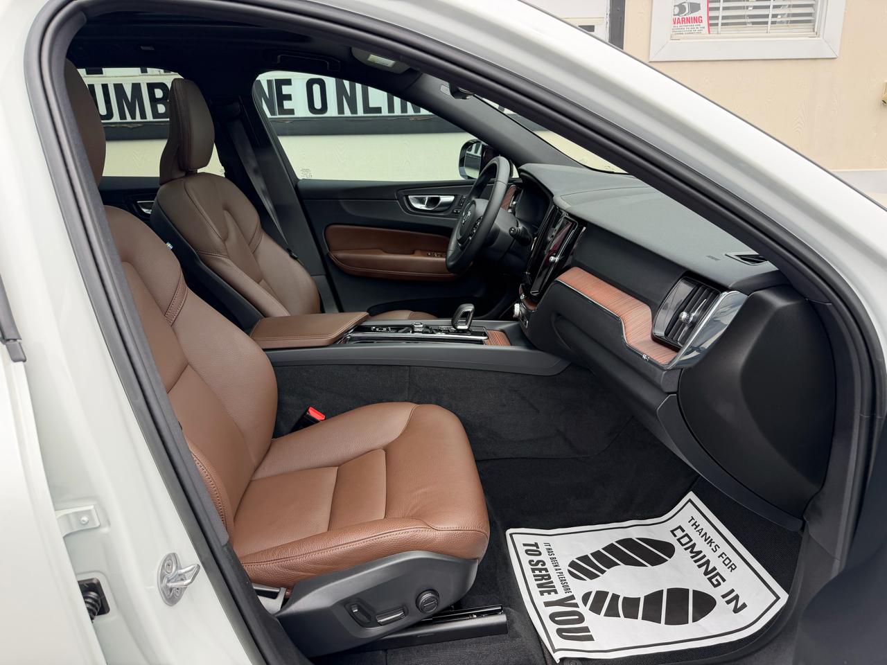 Volvo XC60 B5 AWD Plus Dark Theme 2023