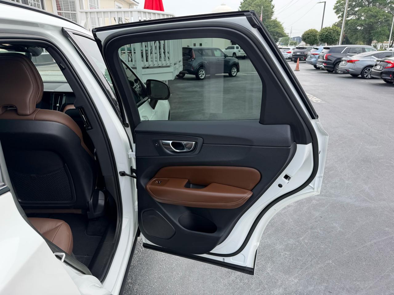 Volvo XC60 B5 AWD Plus Dark Theme 2023