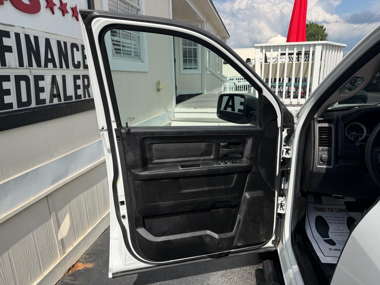 RAM 1500 Classic Tradesman 4x4 Crew Cab 5'7" Box 2023