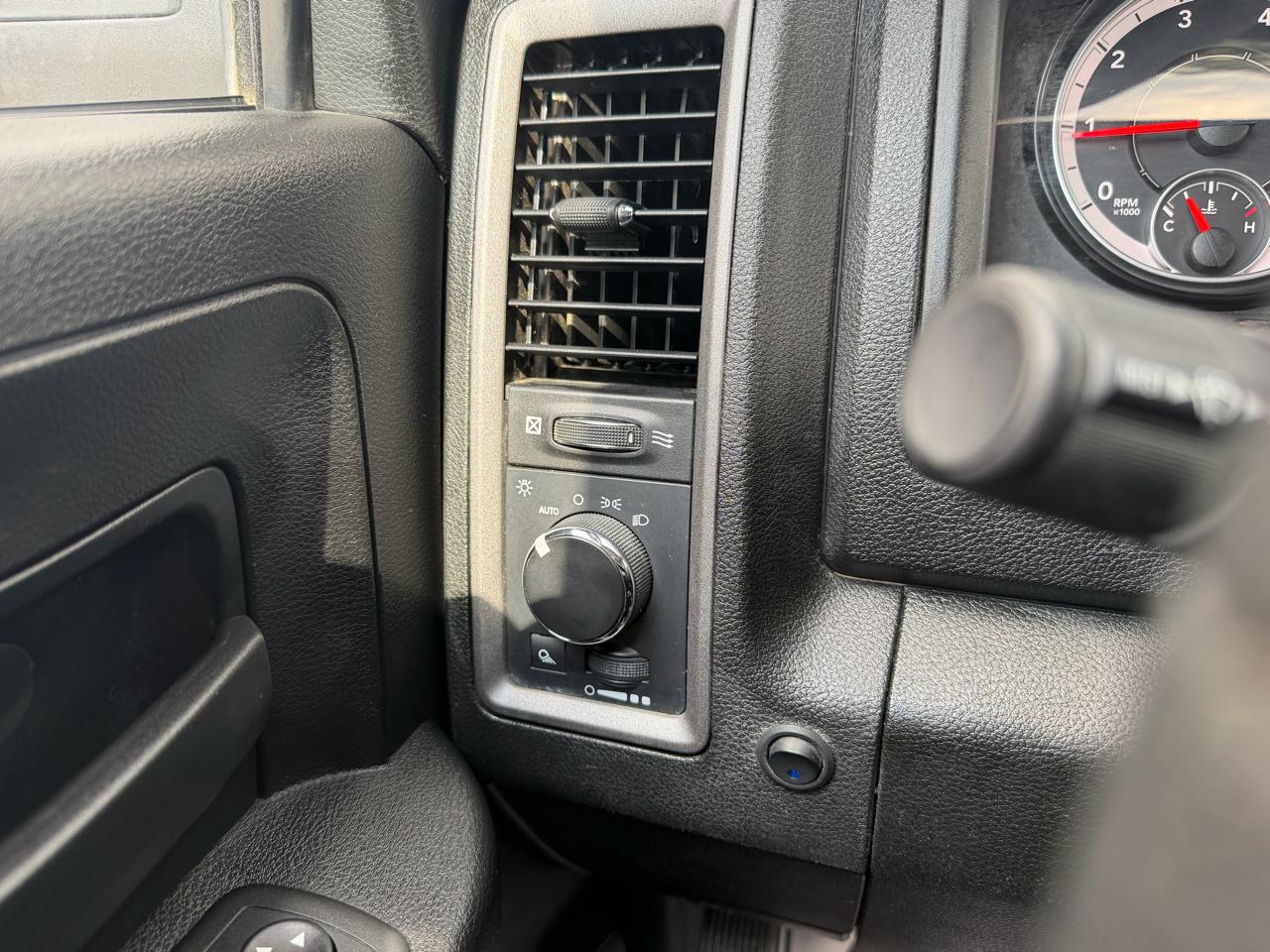 RAM 1500 Classic Tradesman 4x4 Crew Cab 5'7" Box 2023
