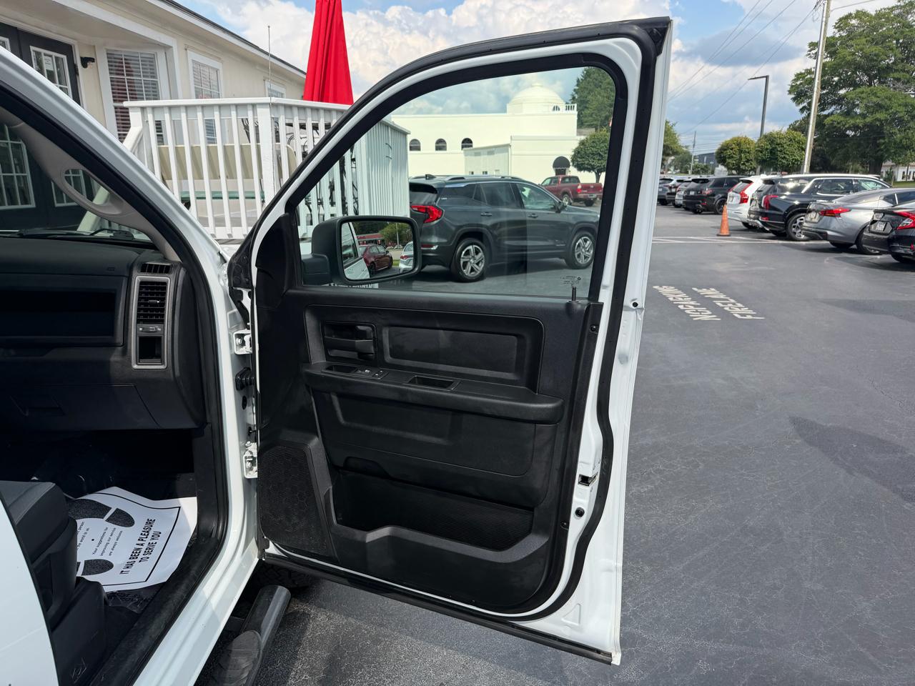 RAM 1500 Classic Tradesman 4x4 Crew Cab 5'7" Box 2023