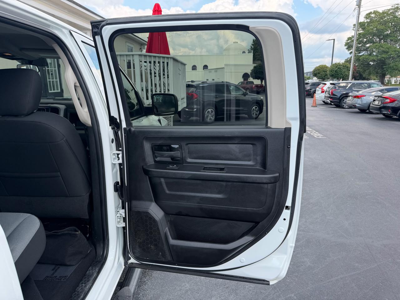 RAM 1500 Classic Tradesman 4x4 Crew Cab 5'7" Box 2023