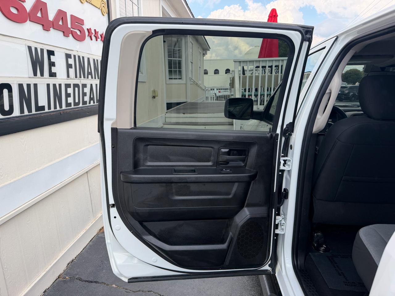 RAM 1500 Classic Tradesman 4x4 Crew Cab 5'7" Box 2023