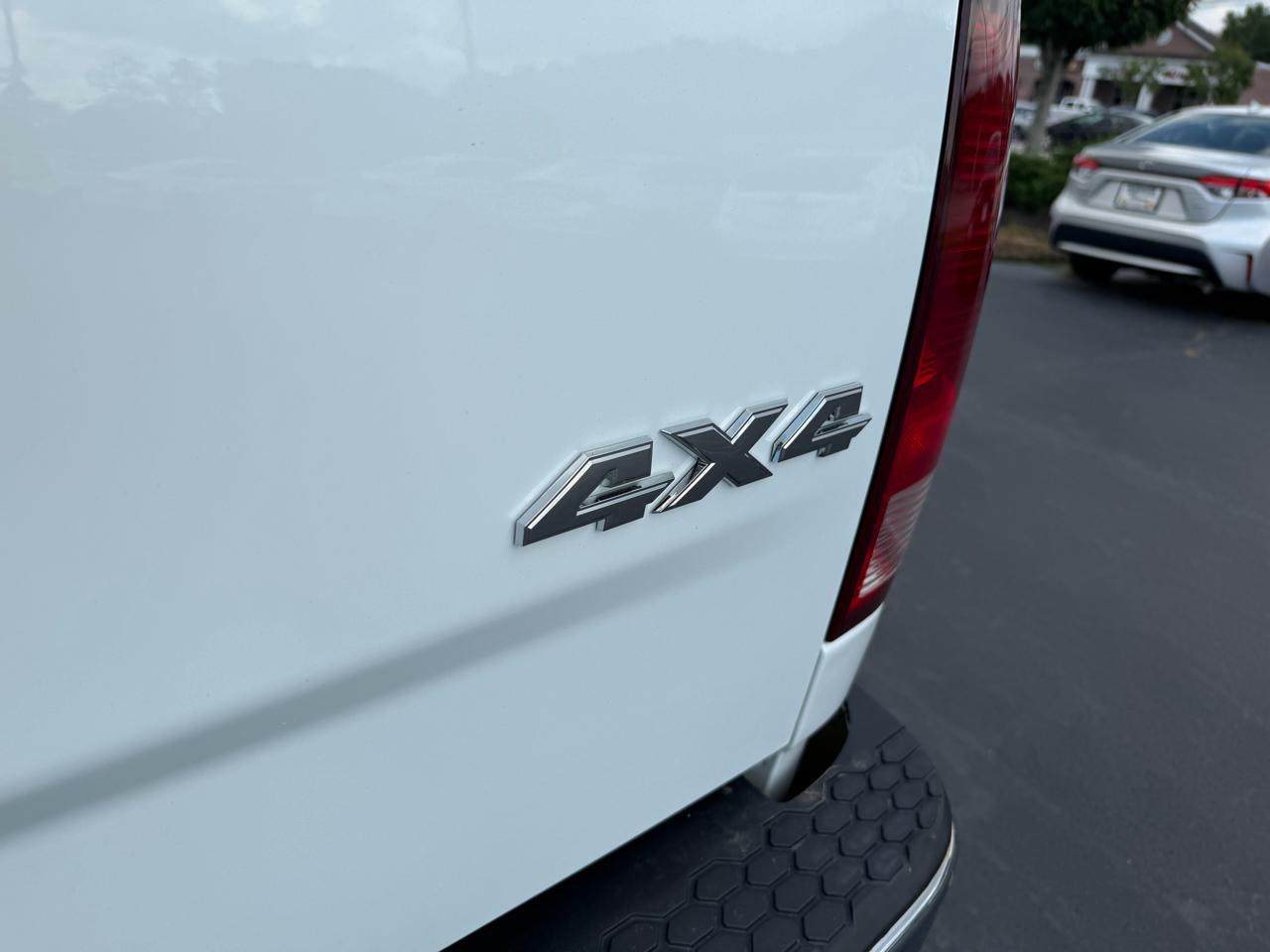 RAM 1500 Classic Tradesman 4x4 Crew Cab 5'7" Box 2023