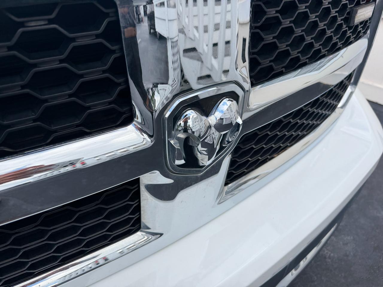 RAM 1500 Classic Tradesman 4x4 Crew Cab 5'7" Box 2023