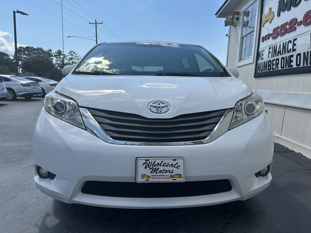 Toyota Sienna 5dr 7-Pass Van V6 XLE AAS FWD (Natl) 2012