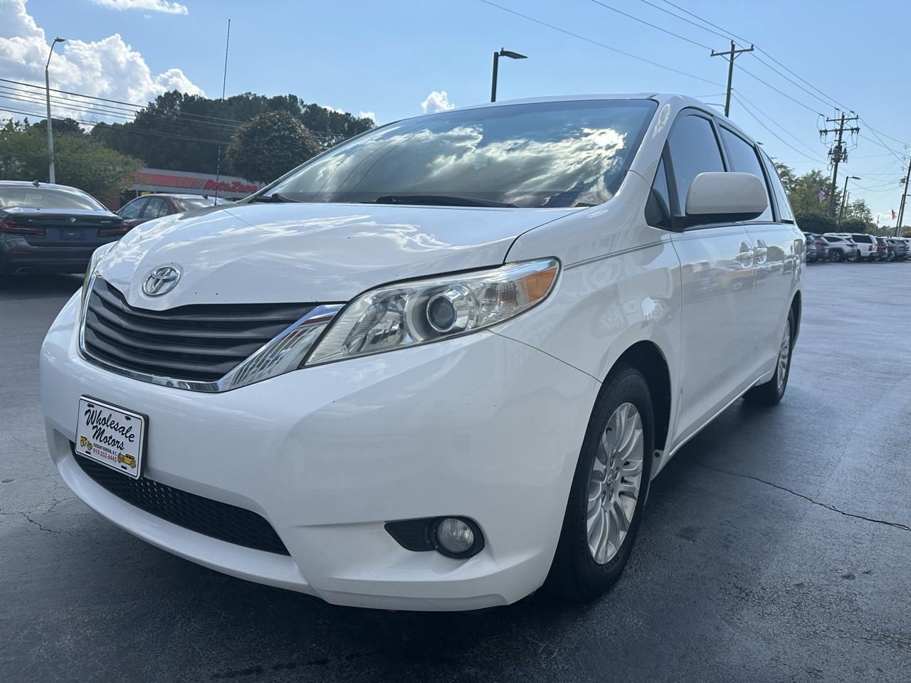 Toyota Sienna 5dr 7-Pass Van V6 XLE AAS FWD (Natl) 2012