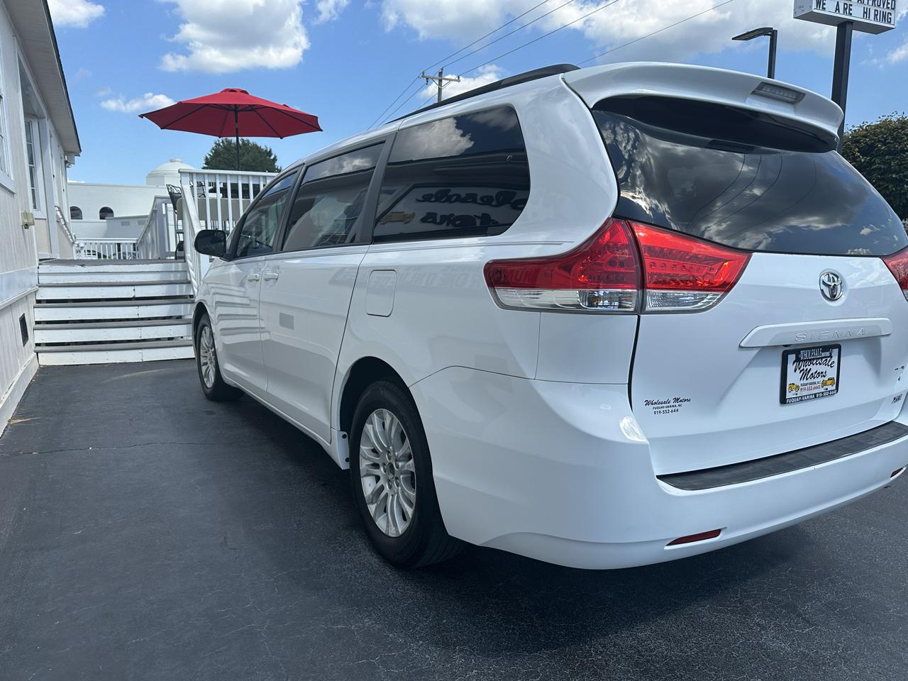 Toyota Sienna 5dr 7-Pass Van V6 XLE AAS FWD (Natl) 2012
