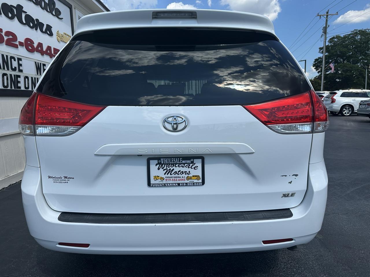 Toyota Sienna 5dr 7-Pass Van V6 XLE AAS FWD (Natl) 2012
