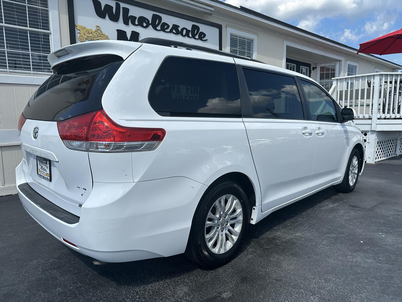 Toyota Sienna 5dr 7-Pass Van V6 XLE AAS FWD (Natl) 2012