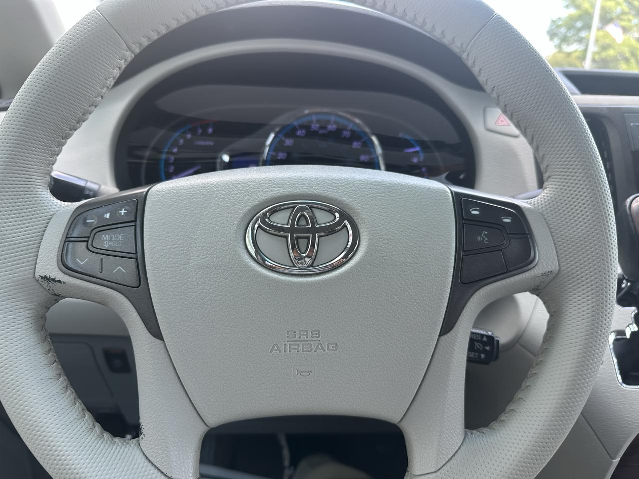 Toyota Sienna 5dr 7-Pass Van V6 XLE AAS FWD (Natl) 2012