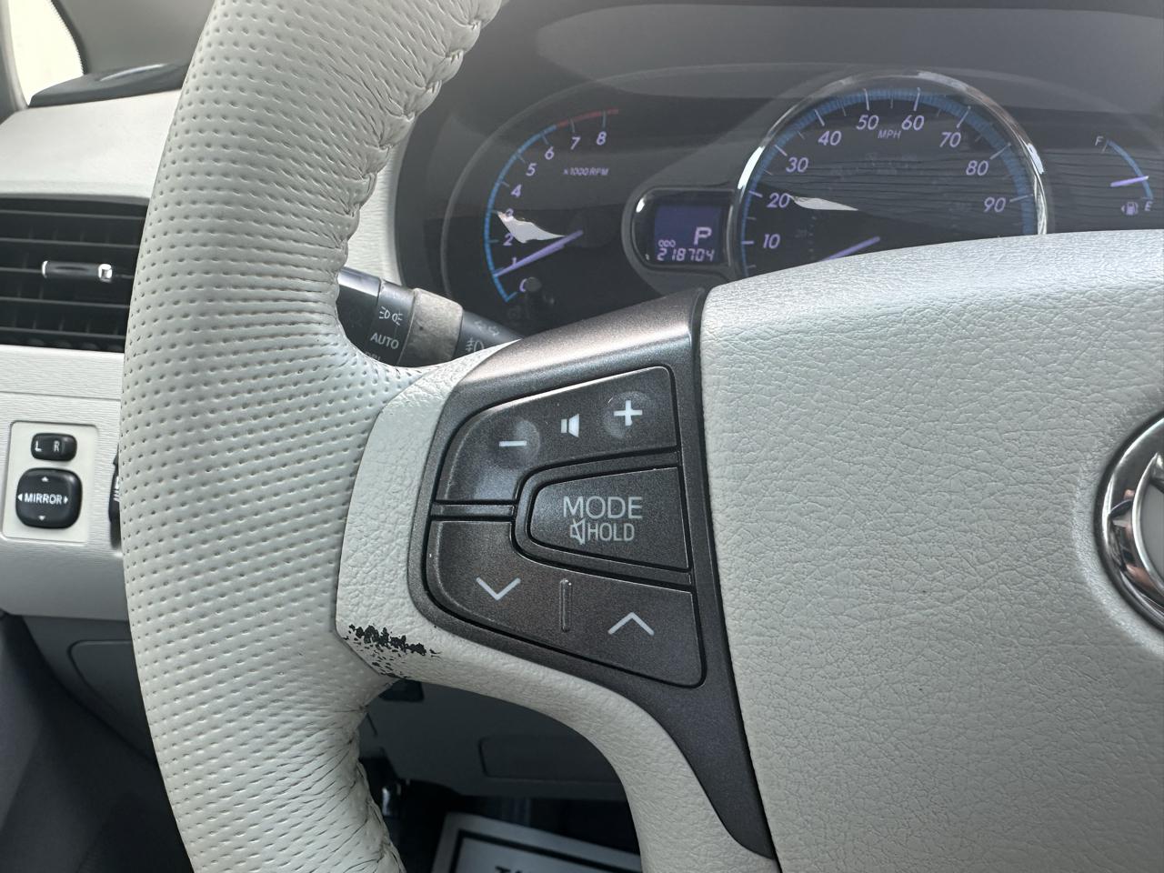 Toyota Sienna 5dr 7-Pass Van V6 XLE AAS FWD (Natl) 2012
