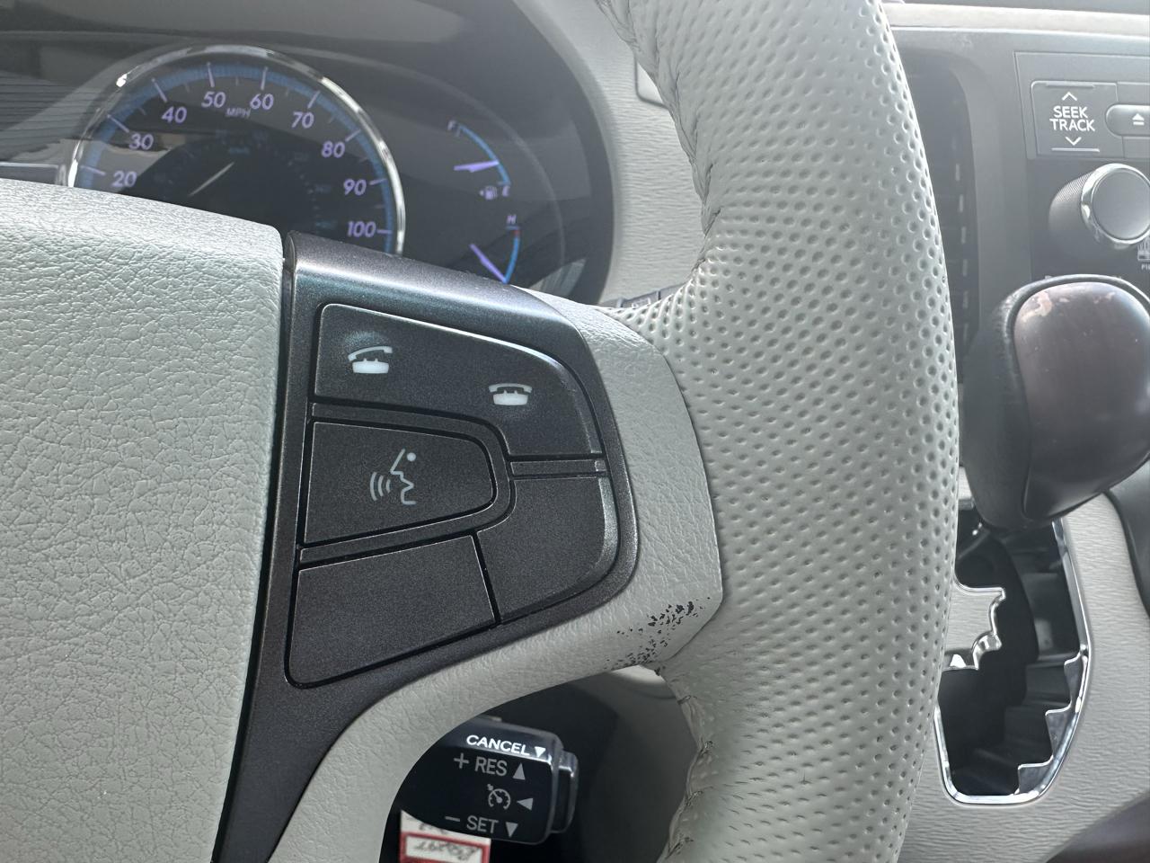 Toyota Sienna 5dr 7-Pass Van V6 XLE AAS FWD (Natl) 2012