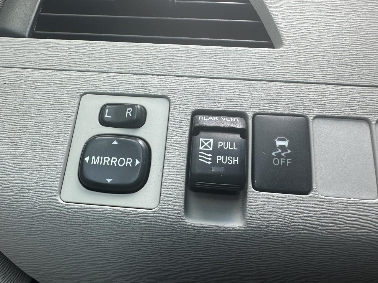 Toyota Sienna 5dr 7-Pass Van V6 XLE AAS FWD (Natl) 2012