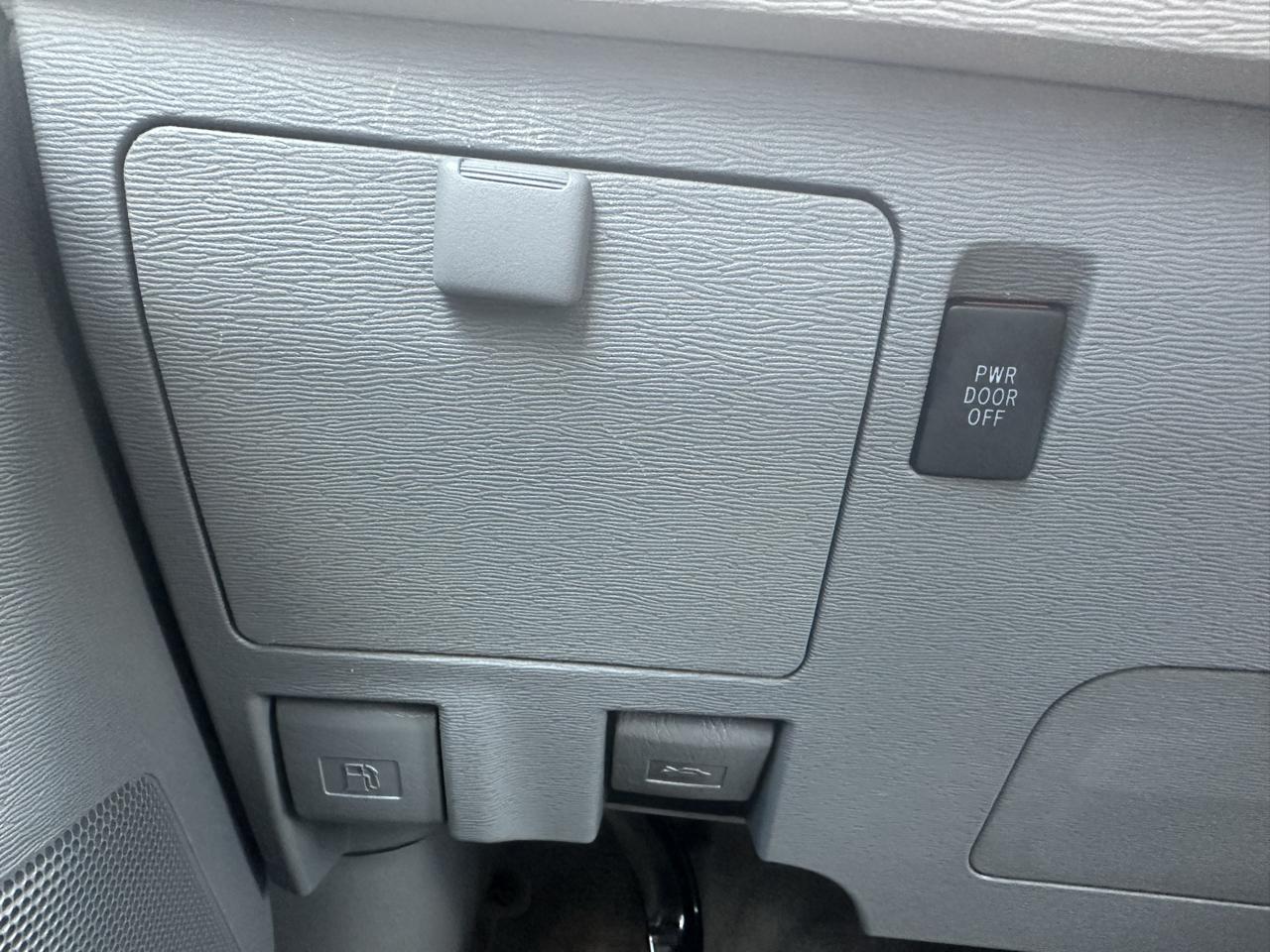 Toyota Sienna 5dr 7-Pass Van V6 XLE AAS FWD (Natl) 2012