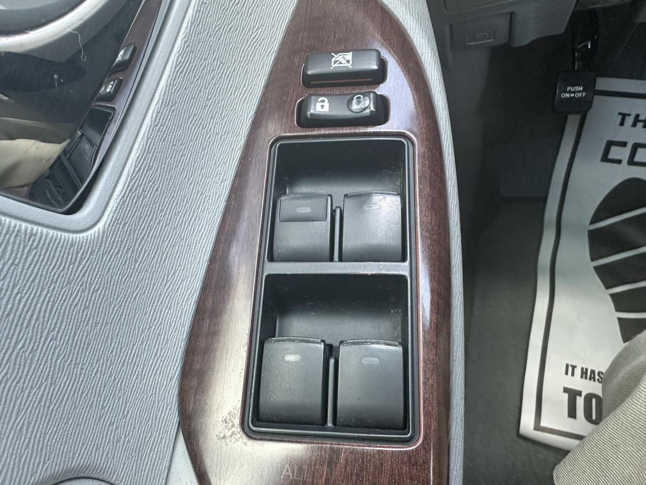 Toyota Sienna 5dr 7-Pass Van V6 XLE AAS FWD (Natl) 2012