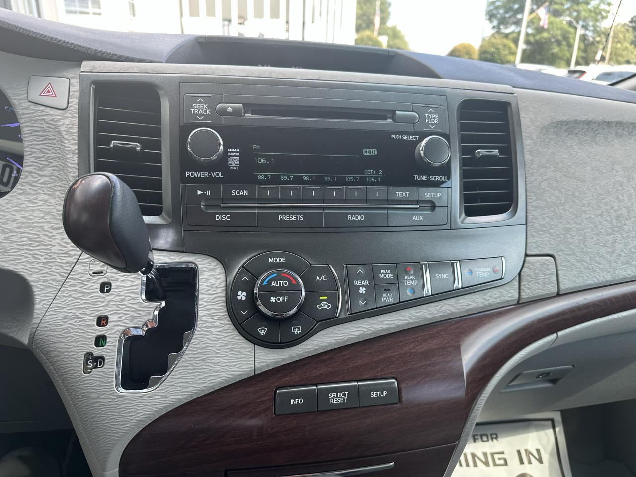 Toyota Sienna 5dr 7-Pass Van V6 XLE AAS FWD (Natl) 2012