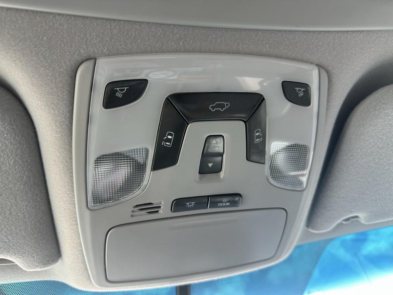 Toyota Sienna 5dr 7-Pass Van V6 XLE AAS FWD (Natl) 2012