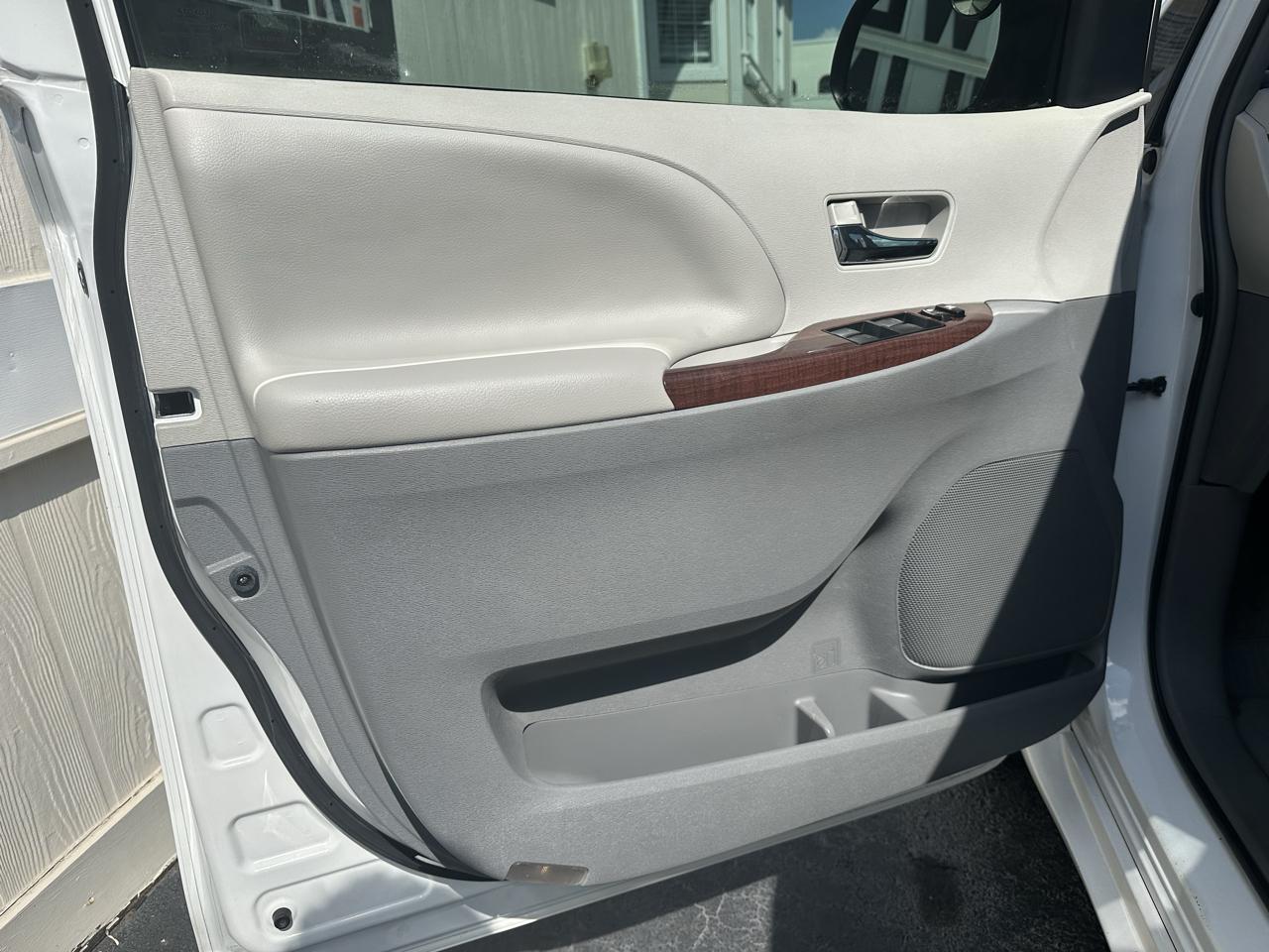 Toyota Sienna 5dr 7-Pass Van V6 XLE AAS FWD (Natl) 2012