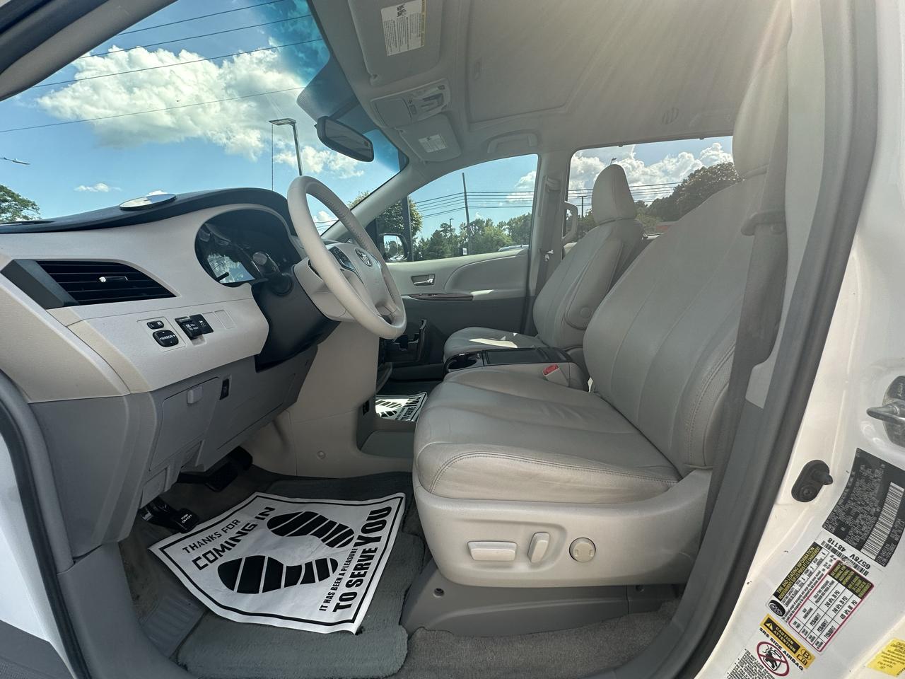 Toyota Sienna 5dr 7-Pass Van V6 XLE AAS FWD (Natl) 2012