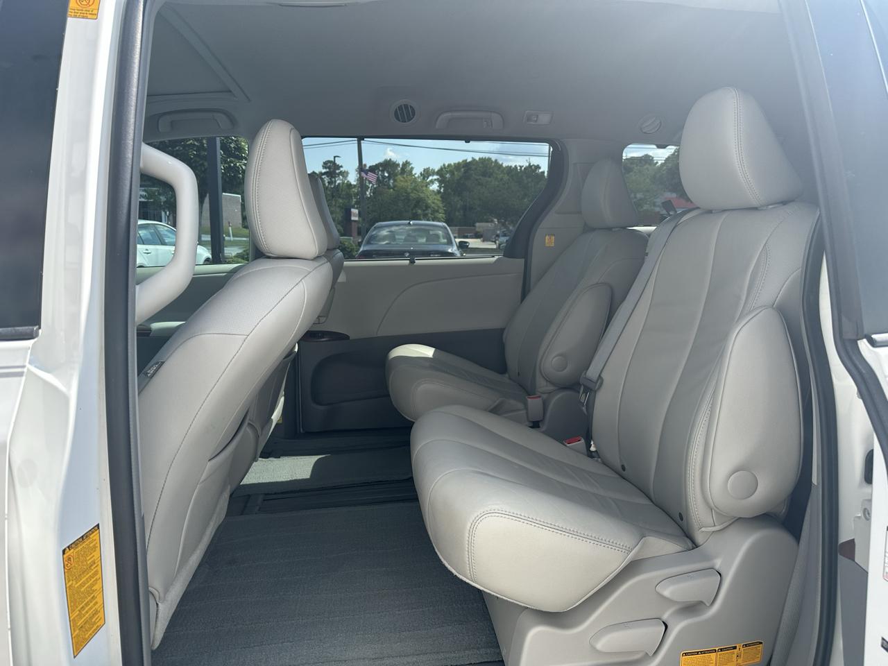 Toyota Sienna 5dr 7-Pass Van V6 XLE AAS FWD (Natl) 2012