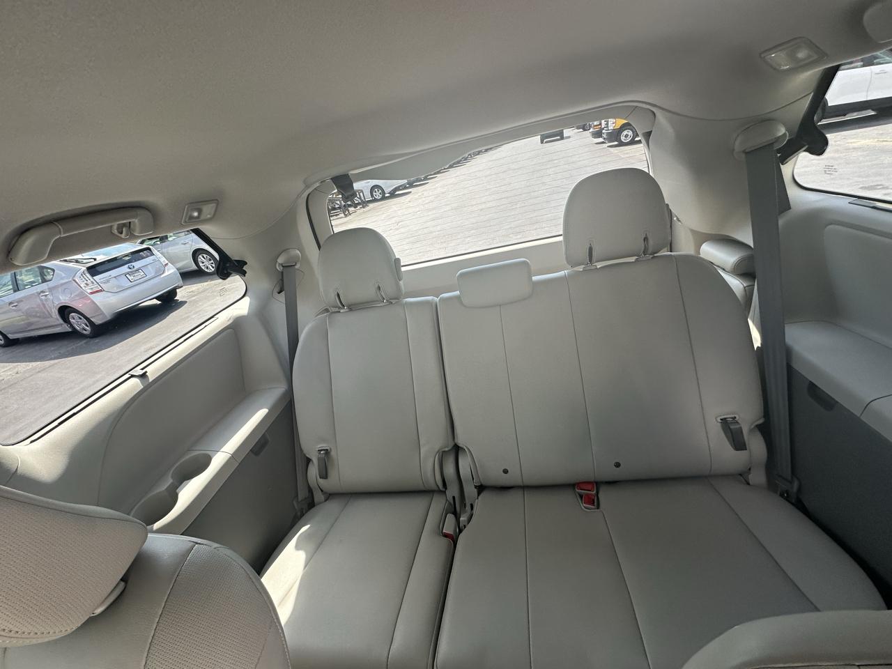 Toyota Sienna 5dr 7-Pass Van V6 XLE AAS FWD (Natl) 2012