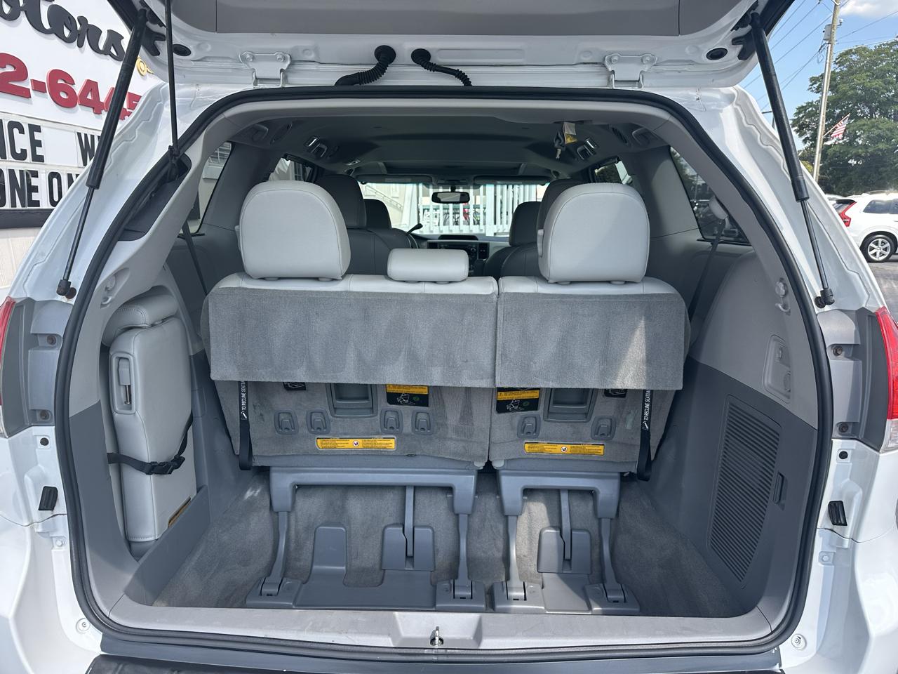 Toyota Sienna 5dr 7-Pass Van V6 XLE AAS FWD (Natl) 2012