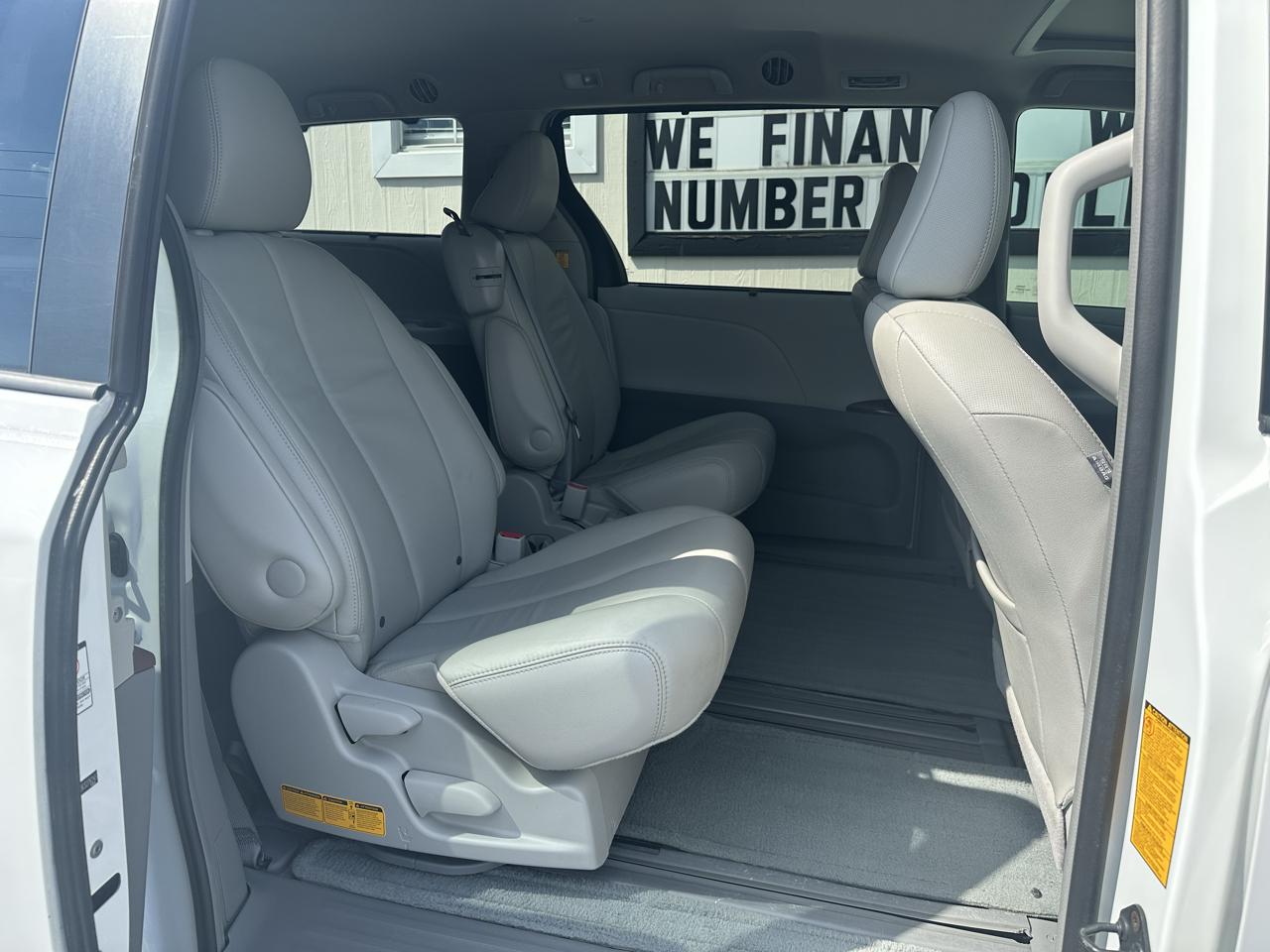 Toyota Sienna 5dr 7-Pass Van V6 XLE AAS FWD (Natl) 2012