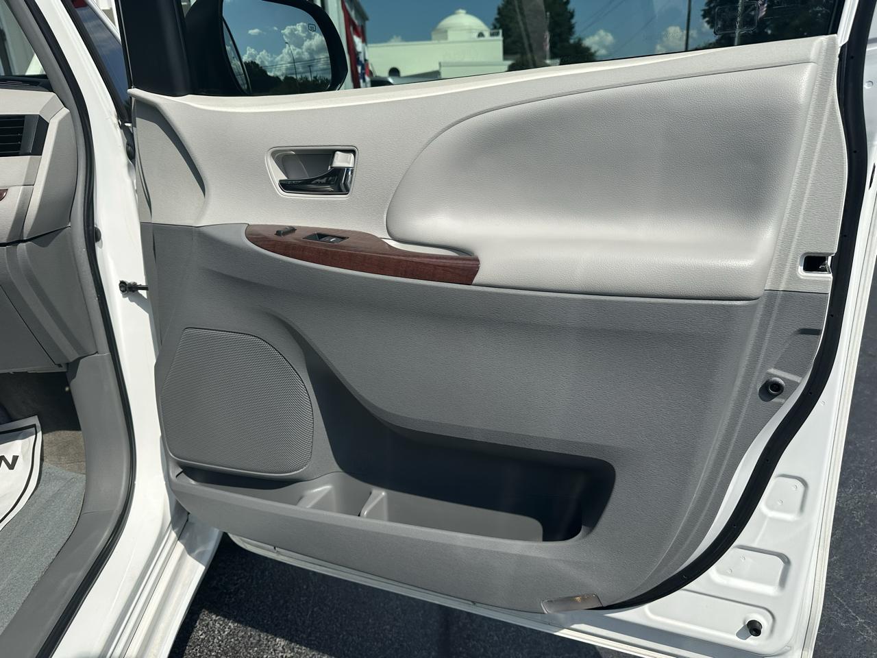 Toyota Sienna 5dr 7-Pass Van V6 XLE AAS FWD (Natl) 2012