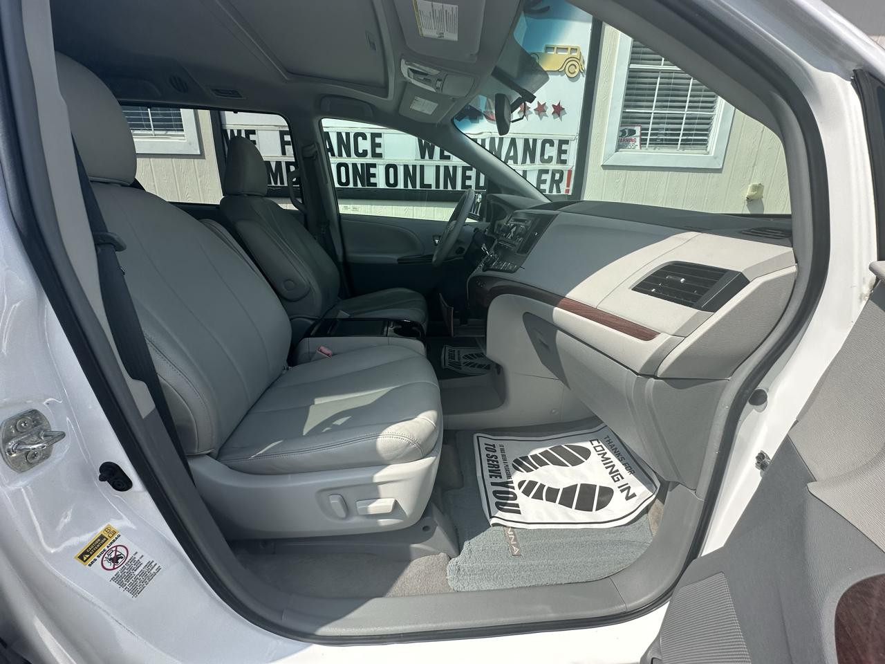 Toyota Sienna 5dr 7-Pass Van V6 XLE AAS FWD (Natl) 2012