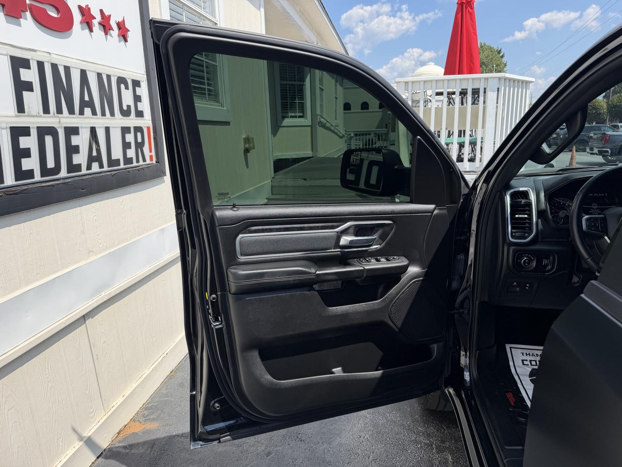 RAM 1500 Big Horn 4x4 Crew Cab 5'7" Box 2022
