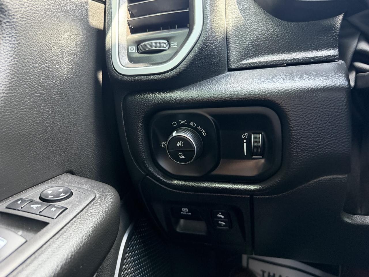 RAM 1500 Big Horn 4x4 Crew Cab 5'7" Box 2022