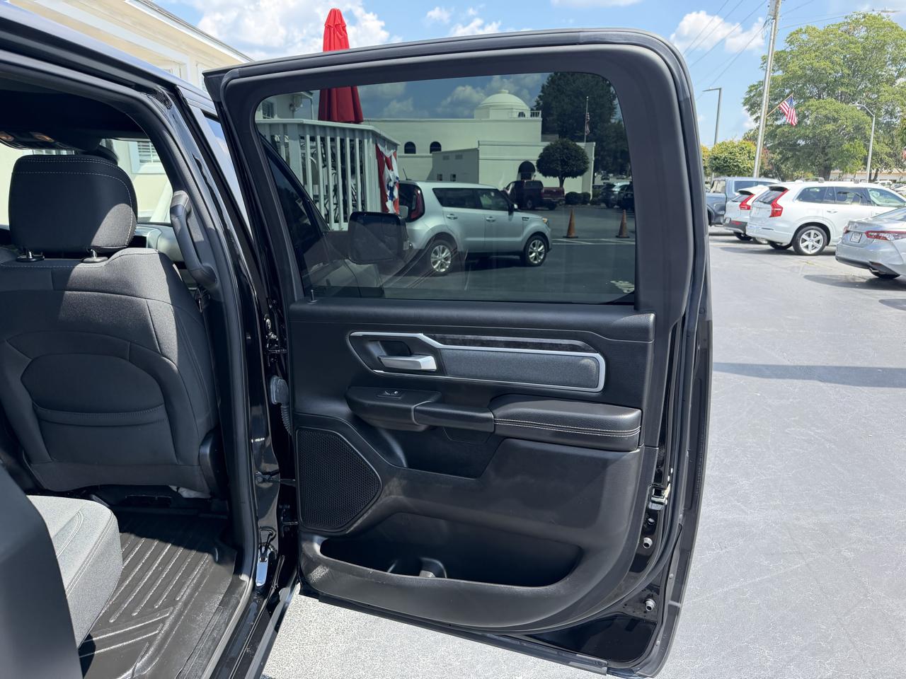 RAM 1500 Big Horn 4x4 Crew Cab 5'7" Box 2022