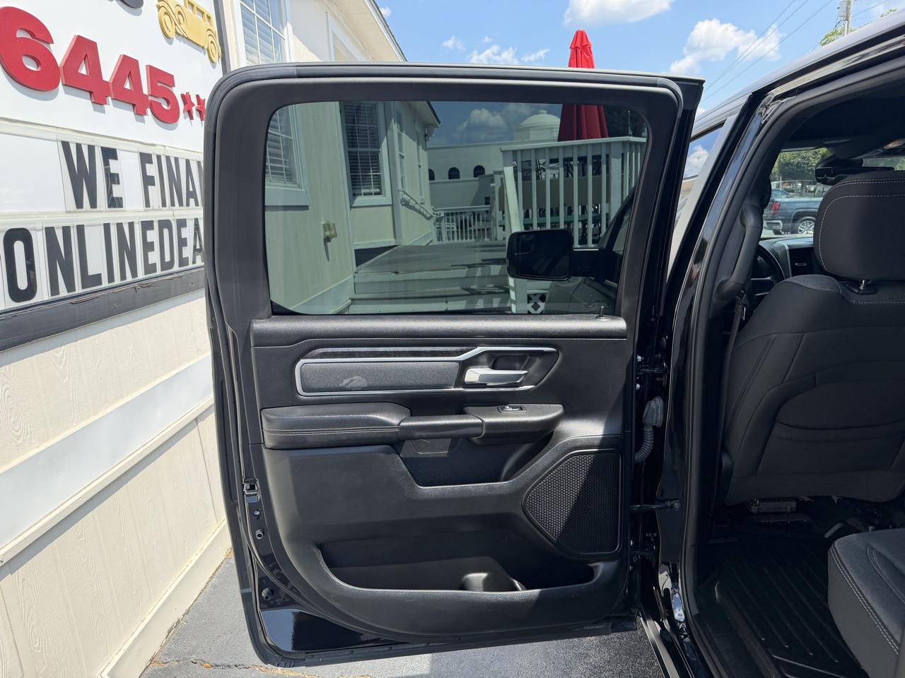 RAM 1500 Big Horn 4x4 Crew Cab 5'7" Box 2022